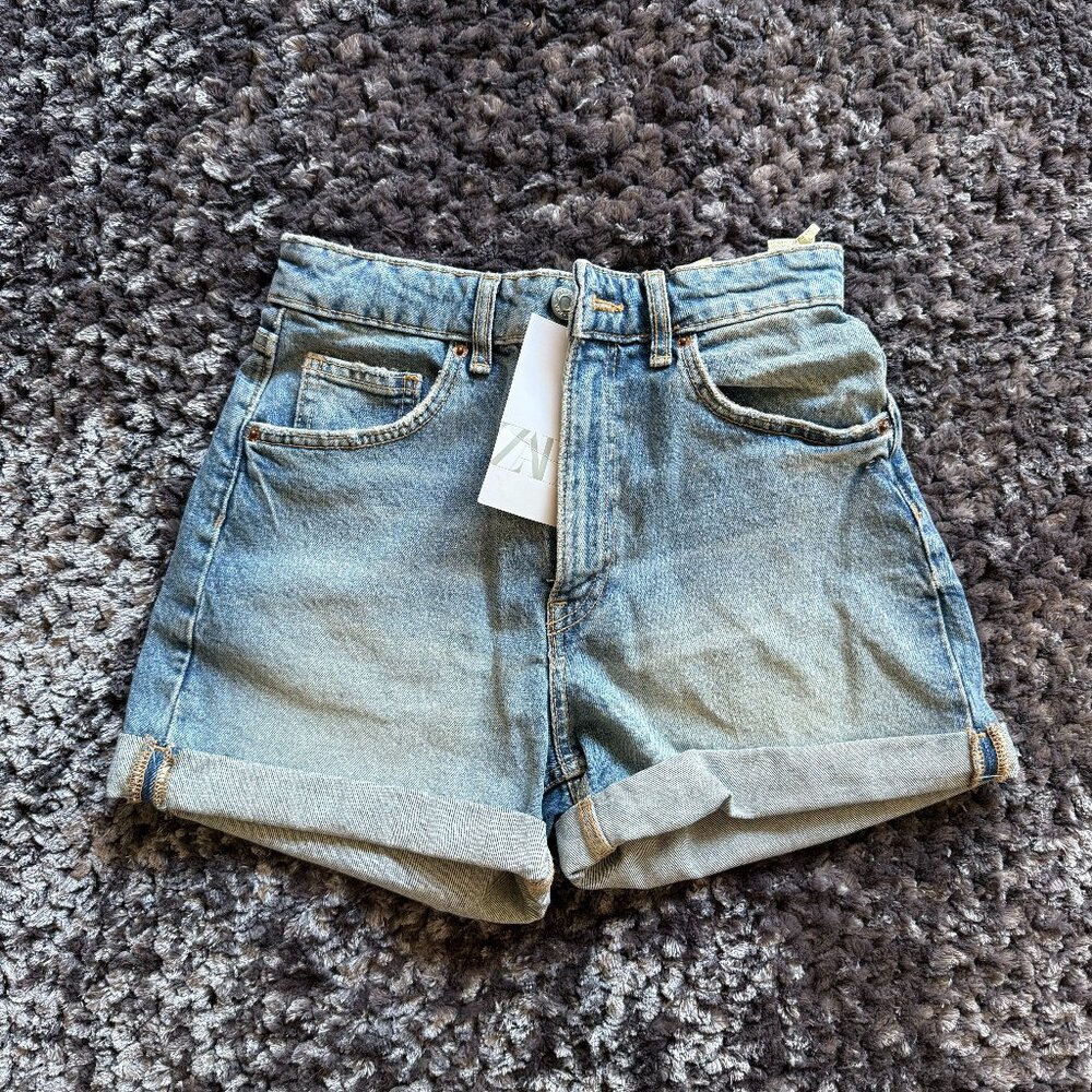 Zara High-Waisted Mom Fit Comfort Shorts (Size 2, Never Worn)